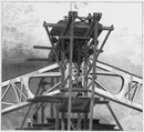 La galerie des machines : Assemblage du sommet d'une ferme. 機械館 小屋組みのてっぺんの組み立て