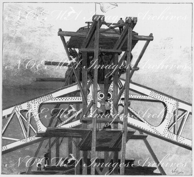 La galerie des machines : Assemblage du sommet d'une ferme. 機械館 小屋組みのてっぺんの組み立て