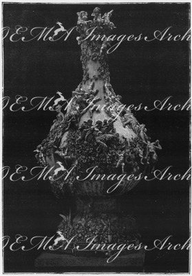 "Vase colossal de Gustve Doré, exposé dans le palais du Champ-de-Mars." シャン・ド・マルス会場に展示されたギュスターヴ・ドレの巨大な壷