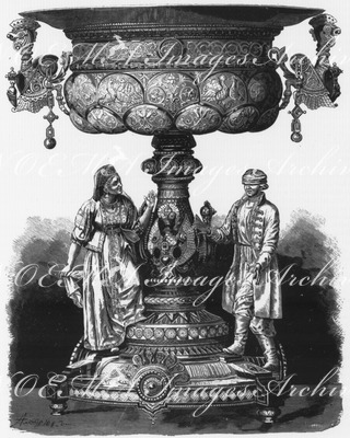"Section Russe. - Coupe en argent repoussé, exposée par Ovtschinnikow." ロシア展示コーナー  Ovtschinnikow出展の銀製の打ち出し飾り鉢
