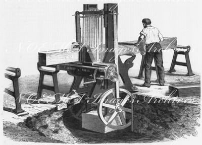 "Scierie verticale alternative pour le dédoublage des bois, construite par M. Arbey." アルベ社製の木を薄く切るための垂直交互機械鋸