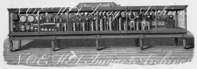 Vitrine du laboratoire royal de Woolwich. ウールウィッチの王立研究所の陳列品