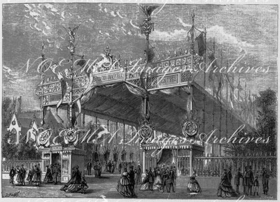 Porte d'entrée du pont d'Iéna et avenue centrale avec velum.イエナ橋入り口の門と天幕のかかった中央通り
