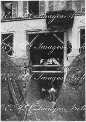 "La ligne Courcelles-Champ-de-Mars.Sortie du tunnel dans une maison, côté Champ-de-Mars." 1900年博 クールセル・シャン・ド・マルス線 家の中に作られたシャン・ド・マルス方面のトンネル出口