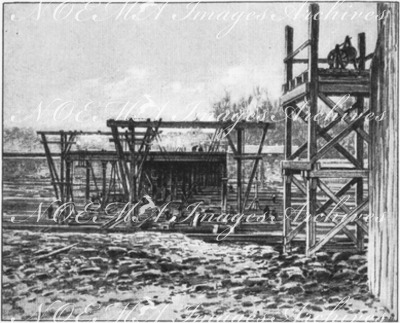 La ligne Courcelles-Champ-de-Mars.- Charpentes pour le dressage des colonnes supportant le tablier de la gare des Invalides.1900年博 クールセル・シャン・ド・マルス線 － アンヴァリッド駅の橋床を支える柱の建立用骨組み