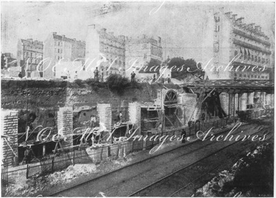 "La ligne Courcelles-Champ-de-Mars.- Mur en bordure de la voie descendante, au dela de la gare du Trocadéro." 1900年博 クールセル・シャン・ド・マルス線 － トロカデロ駅からの下降線路沿いの壁