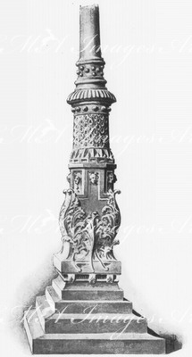 "Base du mat, en avant de la porte." 1900年博 扉前に置かれるマストの台座